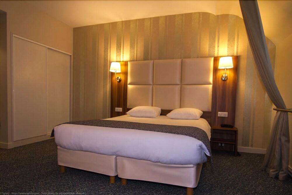 Logis Hotel Du Chateau Комбург Екстериор снимка