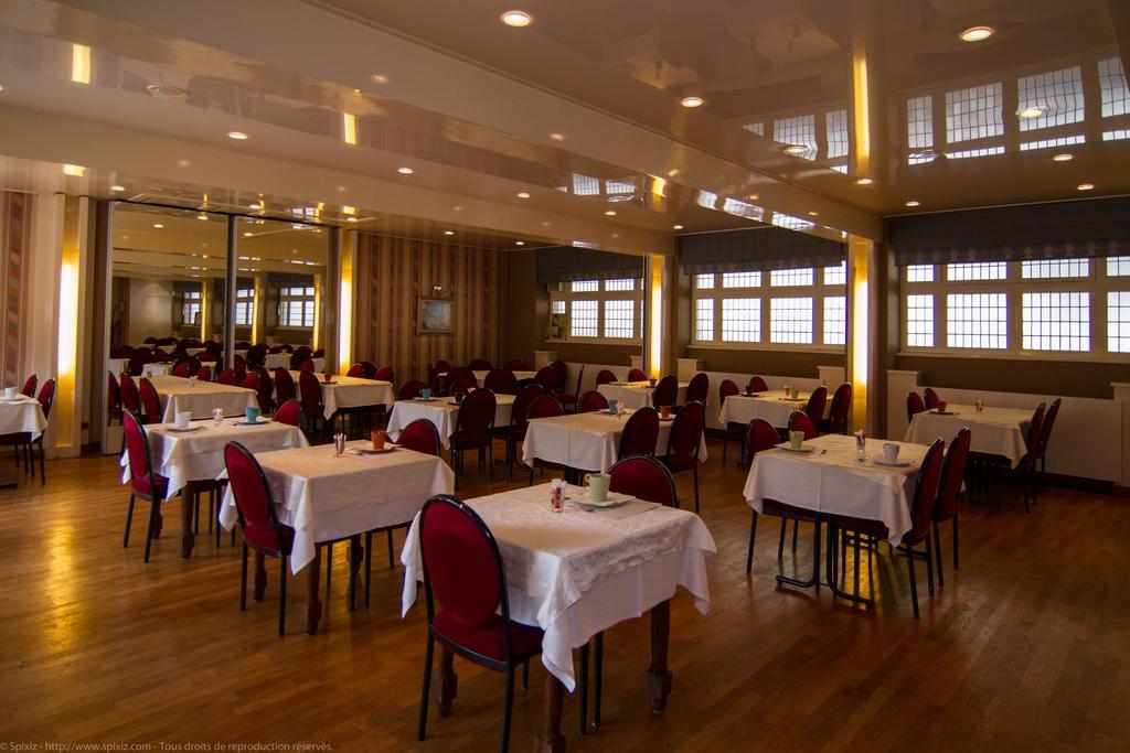 Logis Hotel Du Chateau Комбург Екстериор снимка