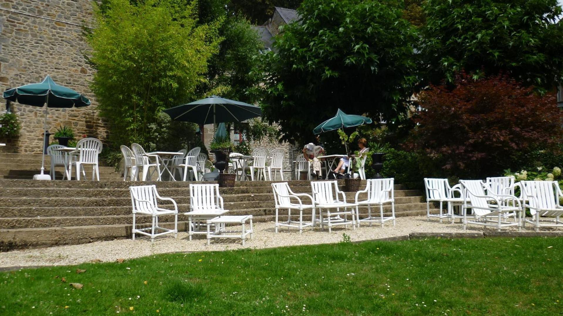 Logis Hotel Du Chateau Комбург Екстериор снимка