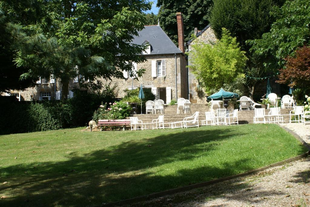 Logis Hotel Du Chateau Комбург Екстериор снимка