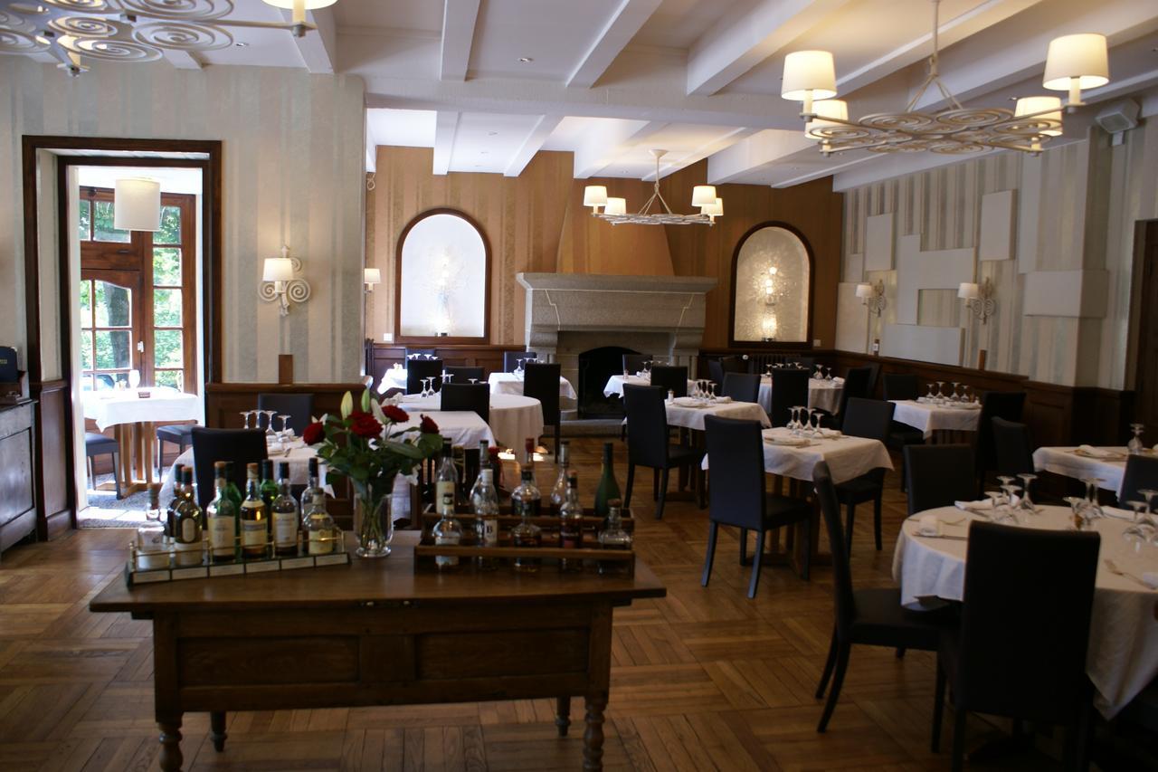 Logis Hotel Du Chateau Комбург Екстериор снимка