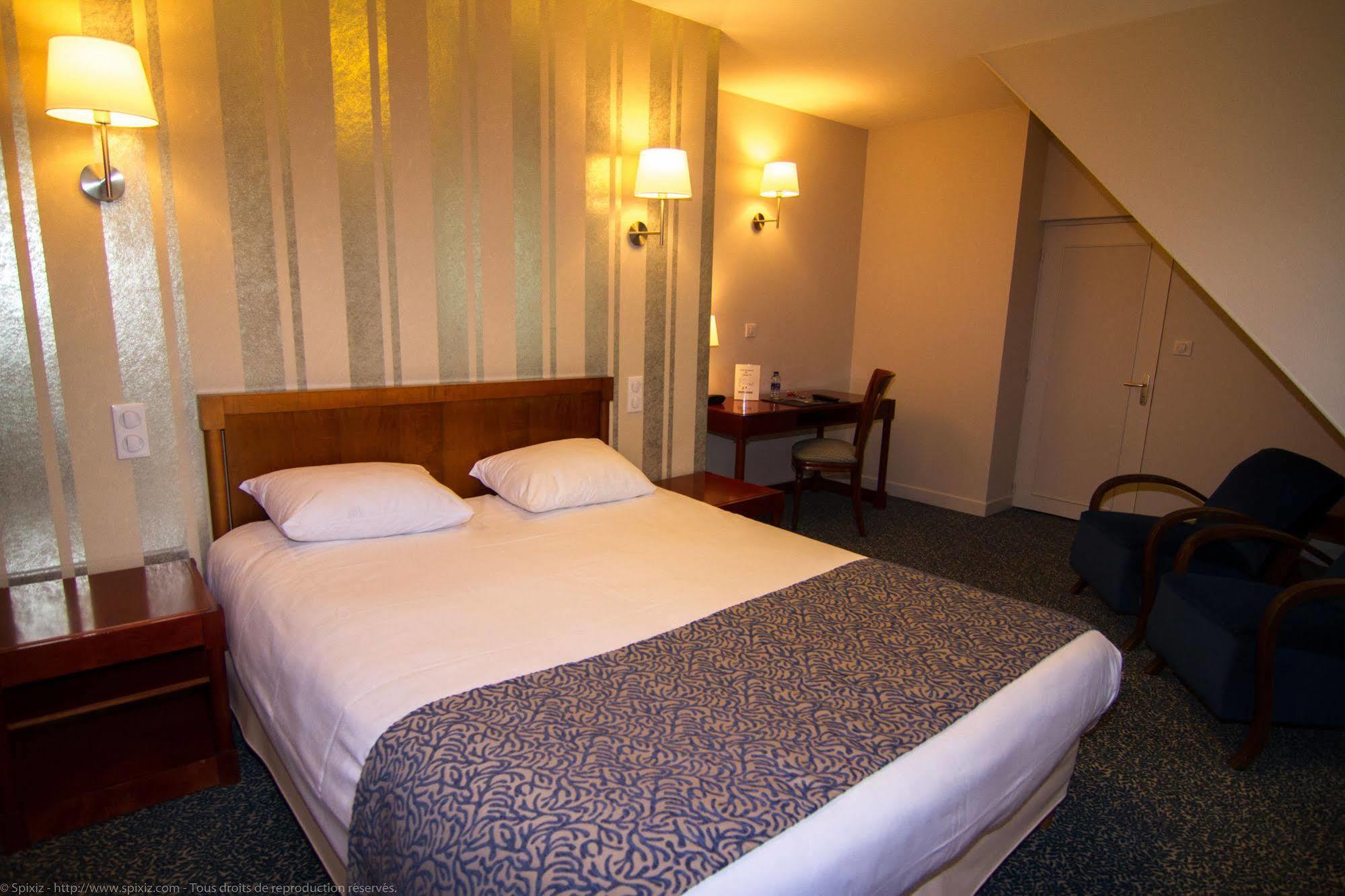 Logis Hotel Du Chateau Комбург Екстериор снимка