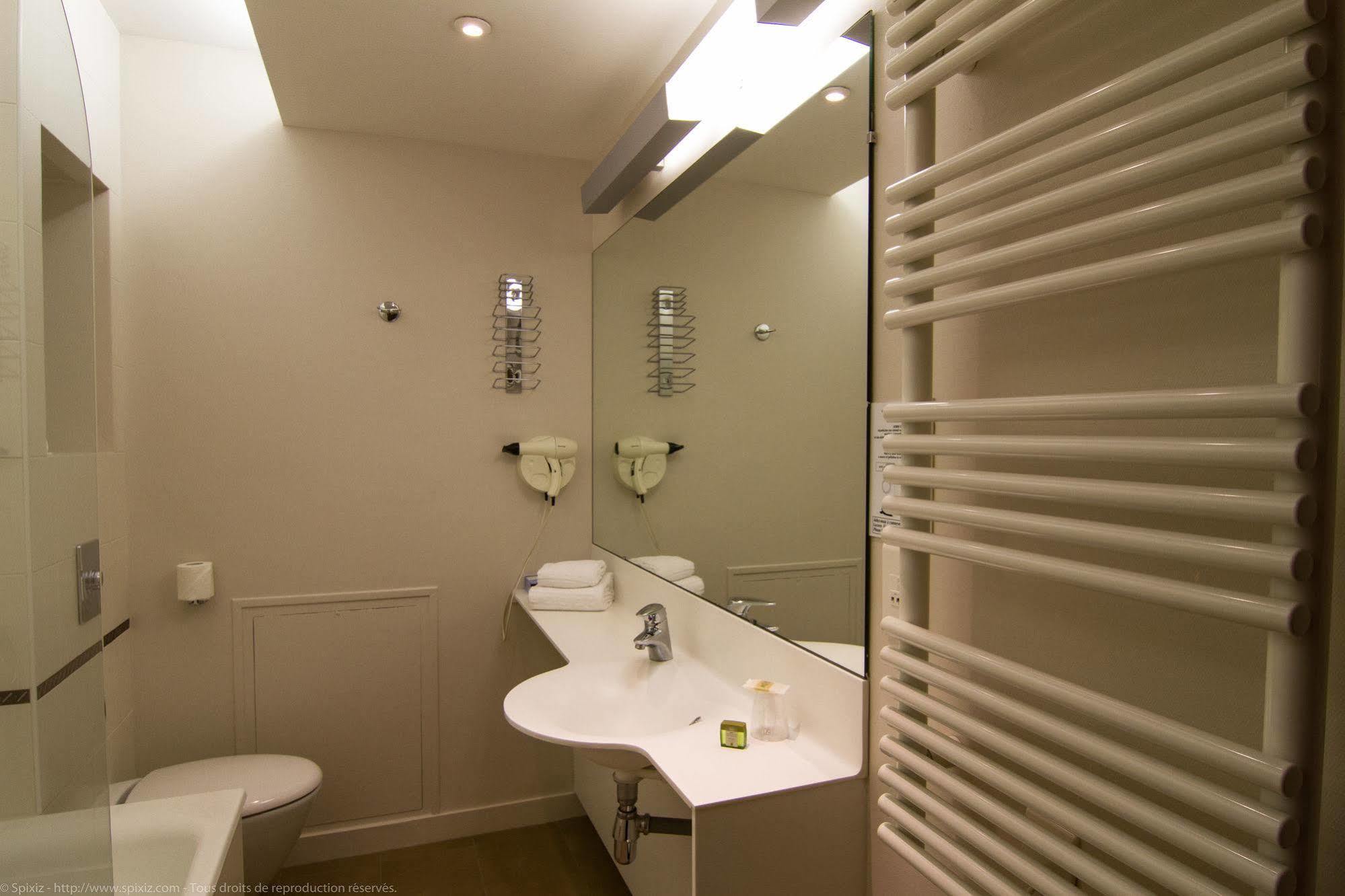Logis Hotel Du Chateau Комбург Екстериор снимка
